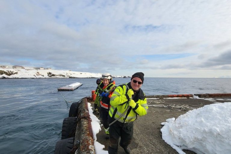 Þessir kappar drógu bryggjuna ekki alla leið út í eyju - en lögðu hönd á plóg síðasta spölinn! Myndi…