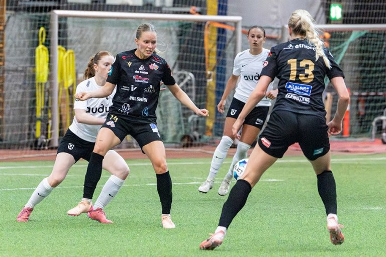 Margrét Árnadóttir og Sonja Björg Sigurðardóttir (13) í siðasta leik Þórs/KA í deildinni, gegn FH í …