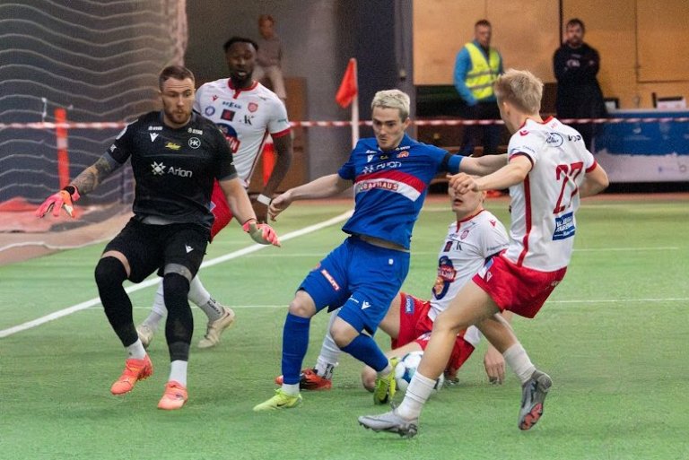 Þórsarar gera harða hríð að marki HK einu sinni sem oftar. Atli Þór Sindrason, lengst til hægri, náð…