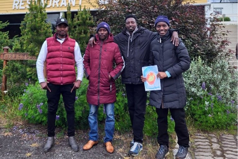 Theo, Ivan, Micho og Everest fyrir utan nýtt heimnili sitt í Hrísey. Mynd af vef Hríseyjar.