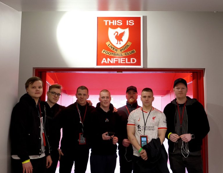 Hluti hópsins sem fór á leik Liverpool og Manchester City í skoðunarferð um Anfield, heimavöll Liver…