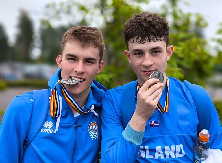 Bergvin Ingi Magnússon og Pétur Nikulás Cariglia með silfurpeningana frá Norðurlandamóti U16 landsli…