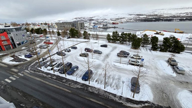 Bílastæðin á milli Skipagötu og Glerárgötu. Ráðgert er að byggt verði á öllu svæðinu sem afmarkast a…