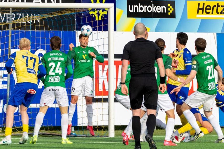 Tobias Thomsen bjargar á línu þegar Rodri skallaði að marki eftir horn í uppbótartíma. Myndir: Árman…