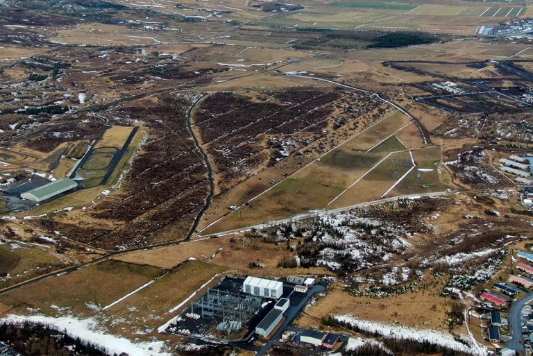 Horft til norðurs. Neðst fyrir miðri mynd eru höfuðstöðvar Norðurorku og tengivirkið á Rangárvöllum …