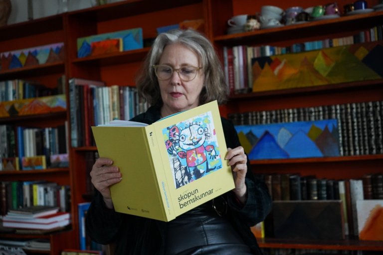 Pálína Guðmundsdóttir listakona með bókina sem gefin var út um sögu 'Sköpun bernskunnar'. Mynd: RH