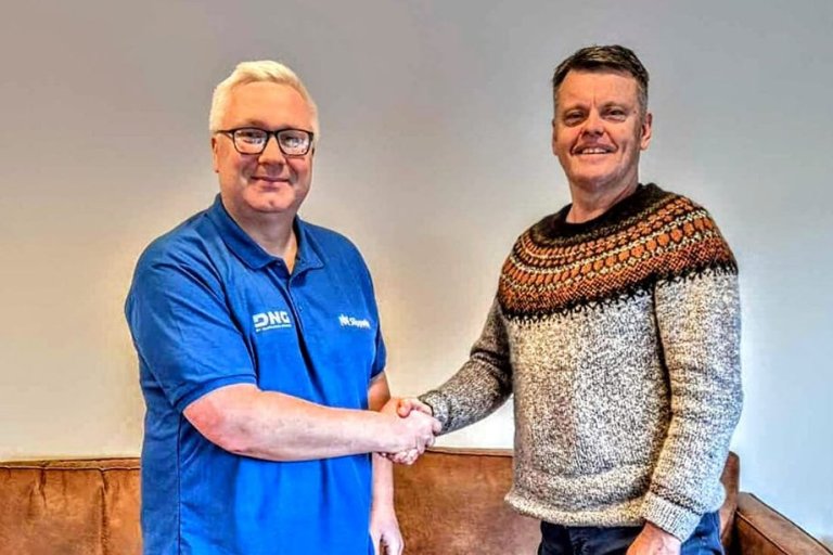 Óli Björn Ólafsson, sölumaður hjá starfsstöð Slippsins í Grindavík, til vinstri, og Albert Erluson, …
