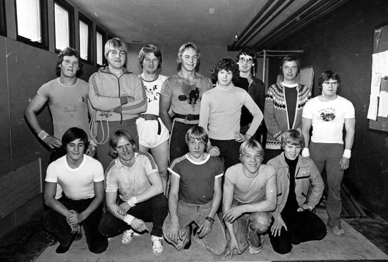 Akureyrskir lyftingakappar um 1980 í Trölladyngju - æfingahúsnæðinu í kjallara Lundarskóla. Mynd úr …