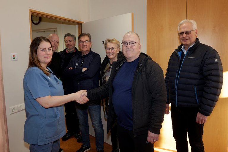 Jóhannes G. Bjarnson, formaður stjórnar Hollvinasamtaka SAk og Kristín Margrét Gylfadóttir, forstöðu…
