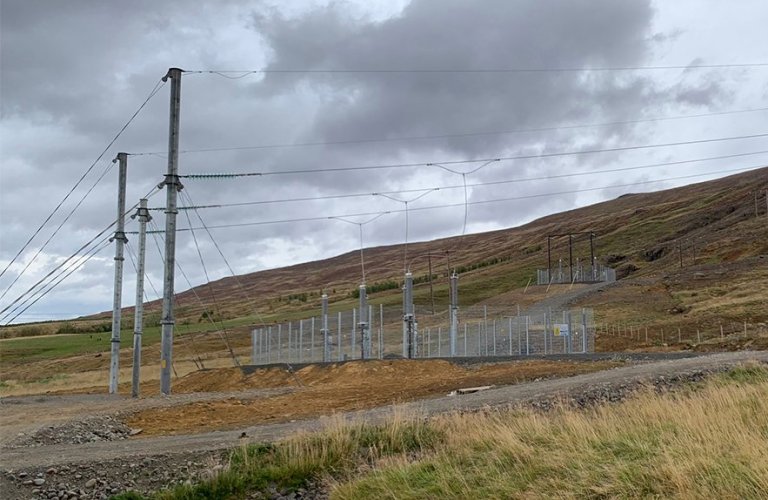 Endamastur Hólasandslínu 3 þar sem hún er tekin í jörð neðan Bíldsárskarðs. Samskonar mannvirki verð…