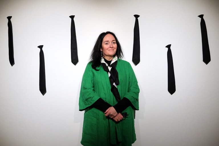 Sigríður Örvarsdóttir, safnstjóri Listasafnsins á Akureyri, við verk á sýningu sem opnuð var um síðu…