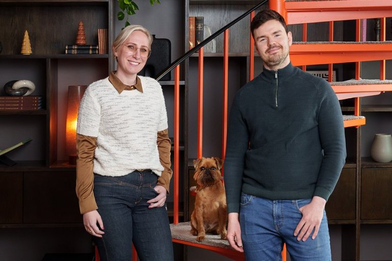 Arna Bryndís Baldvins McClure og Hermann Óskar Hermannsson, forritari sem heldur utan um alla þróuna…