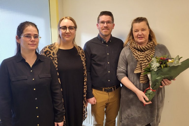 Höfðingleg gjöf! Frá vinstri, Díana Björg Sveinbjörnsdóttir, Hrund Teitsdóttir og Ingólfur Sigfússon…