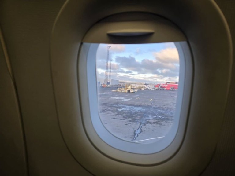 Flugvél easyJet á Keflavíkurflugvelli. Myndin er tekin af farþega sem var í vélinni.