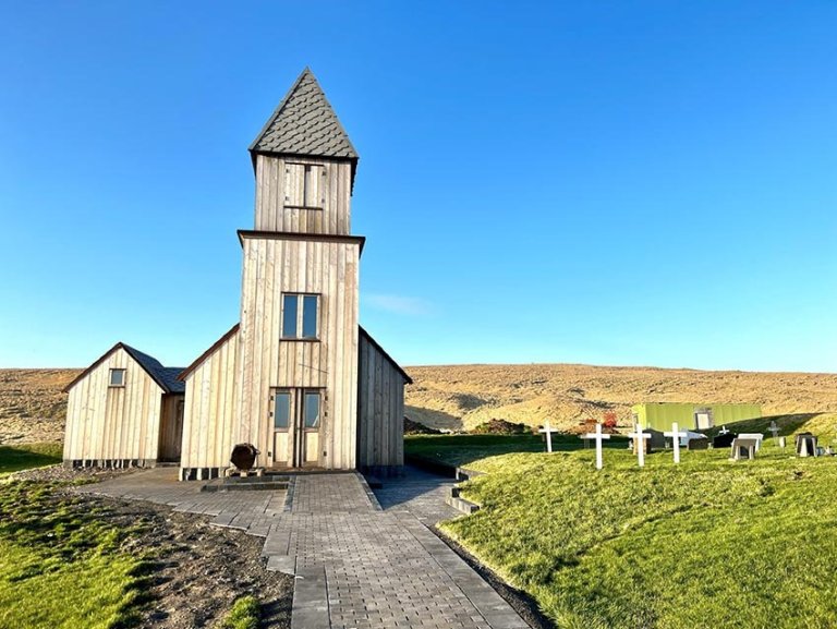 Miðgarðakirkja í Grímsey sem stóð til að vígja á sunnudaginn en því hefur verið frestað þar til í ág…