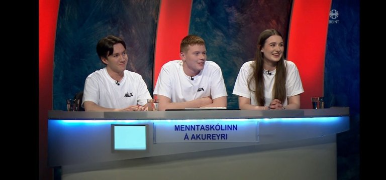 Lið Menntaskólans á Akureyri stóð sig sannarlega vel í sjónvarpssal RÚV í kvöld og er komið í fjögur…