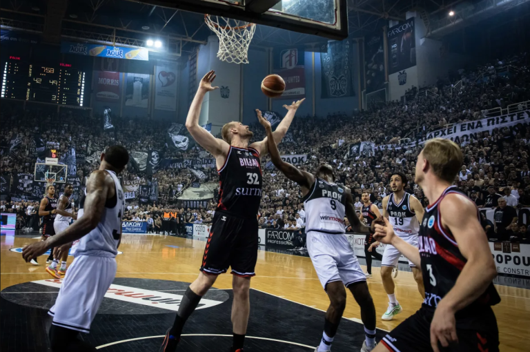 Tryggvi Snær Hlinason í seinni úrslitaleik Evrópudeildarinnar í gær. Mynd: FIBA.