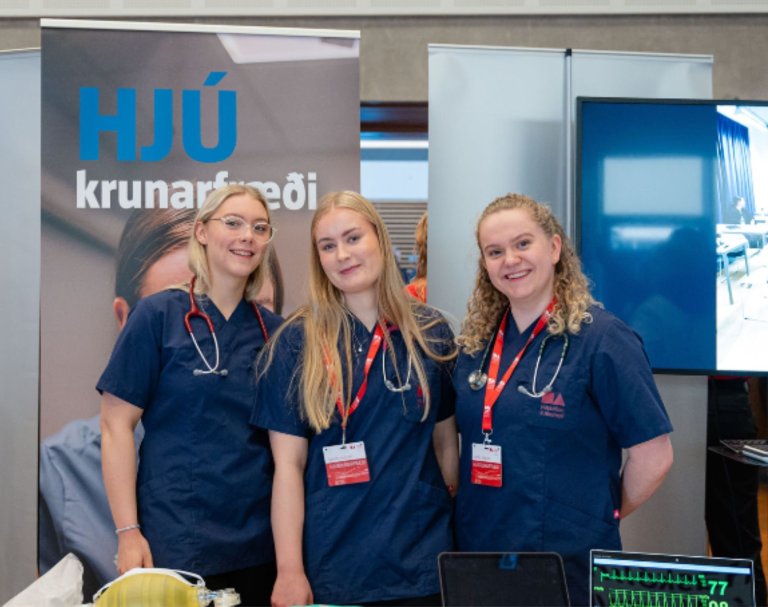 Nemendur í hjúkrunarfræði kynna námið á Háskóladeginum. Mynd: www.unak.is